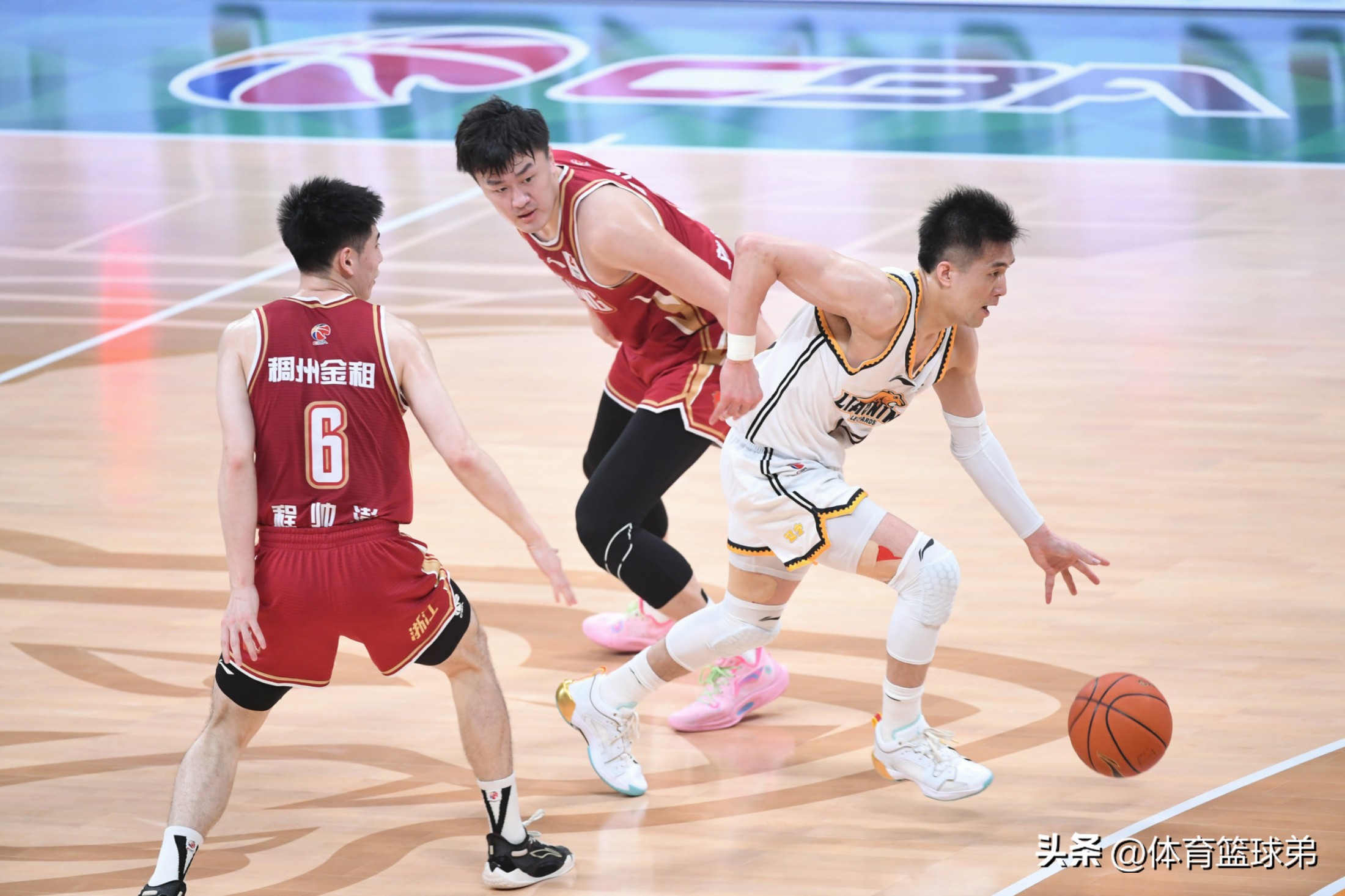 北京队逆转浙江队，库里扛起全队