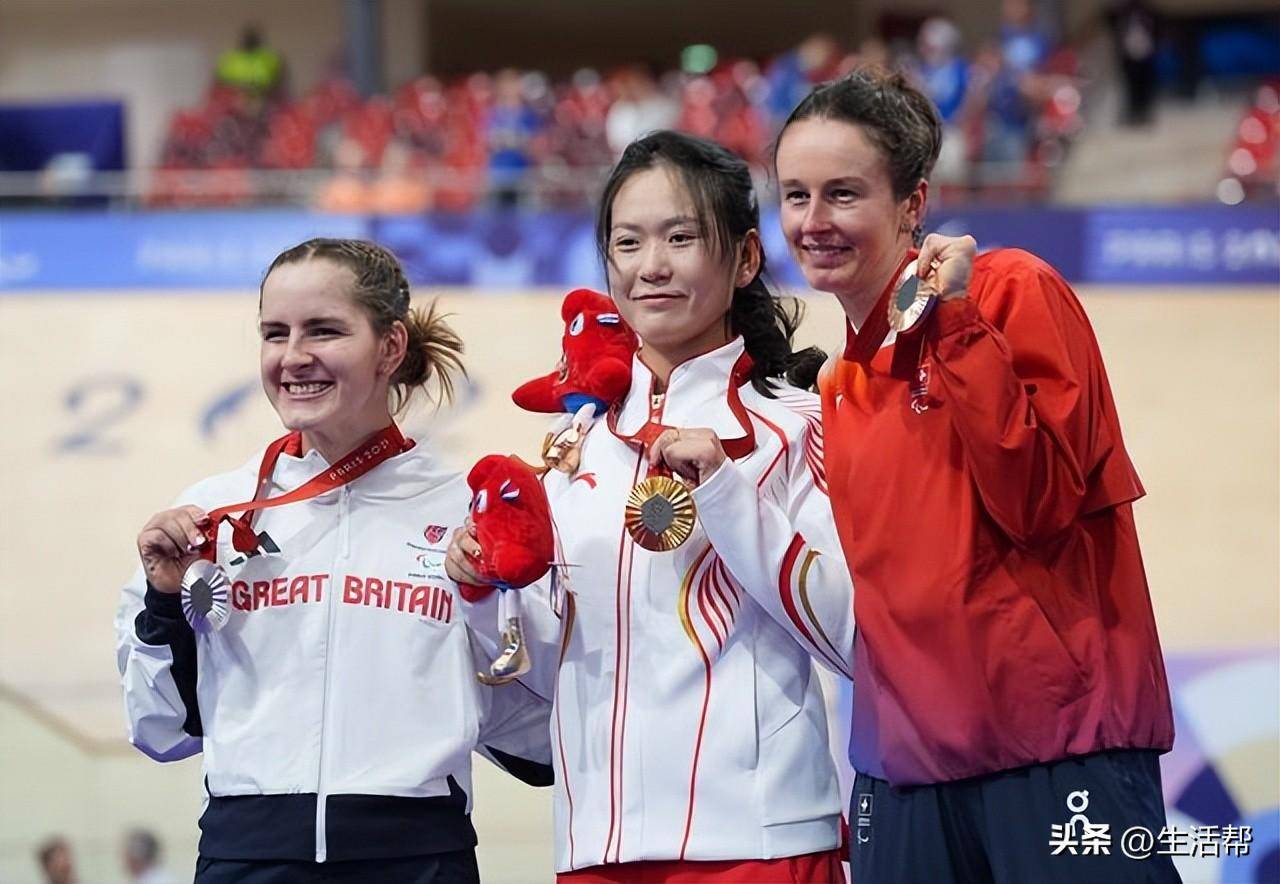 奥地利选手在自行车比赛中奋勇争先，夺金