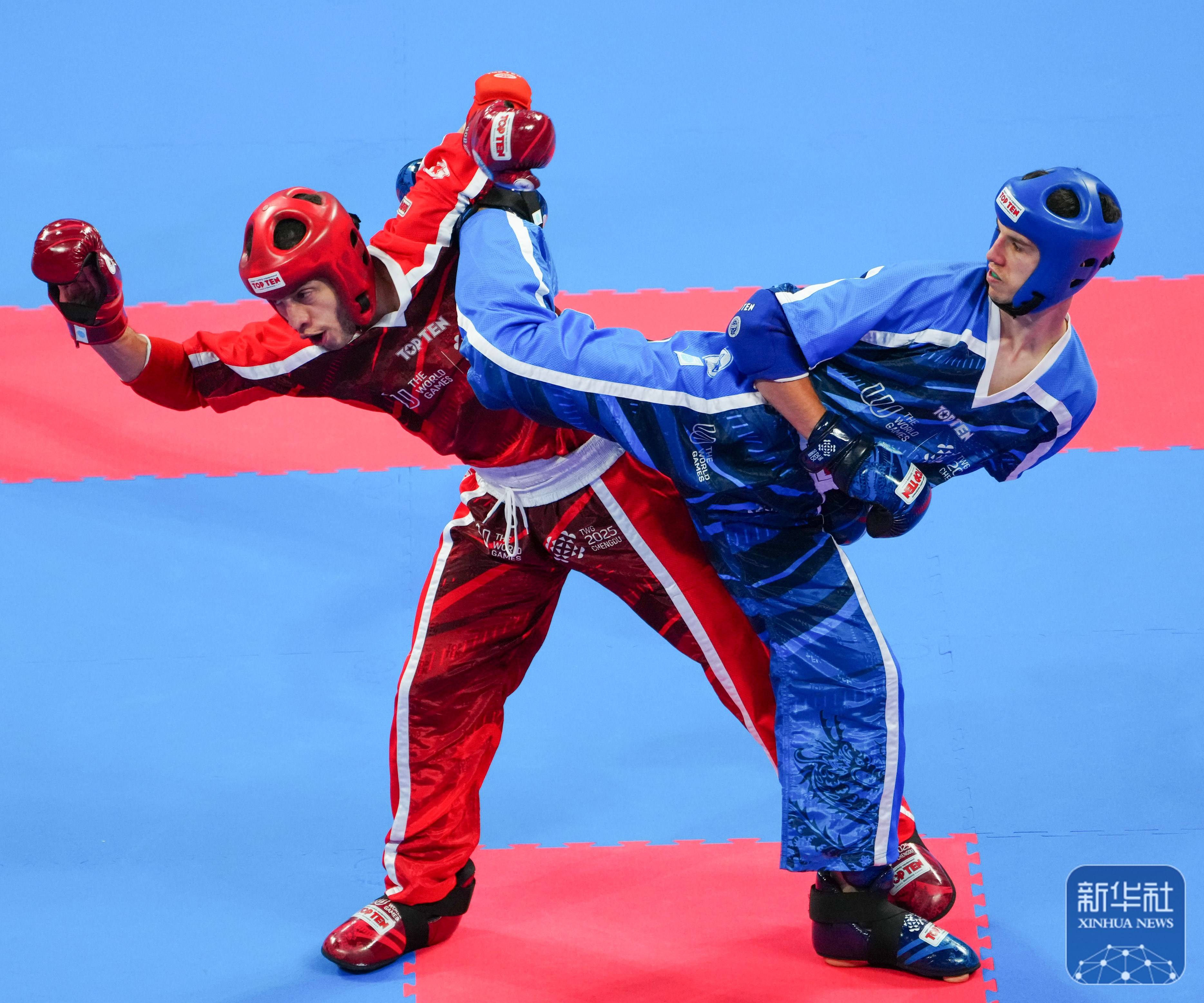 奥地利选手在自行车比赛中奋勇争先，夺金