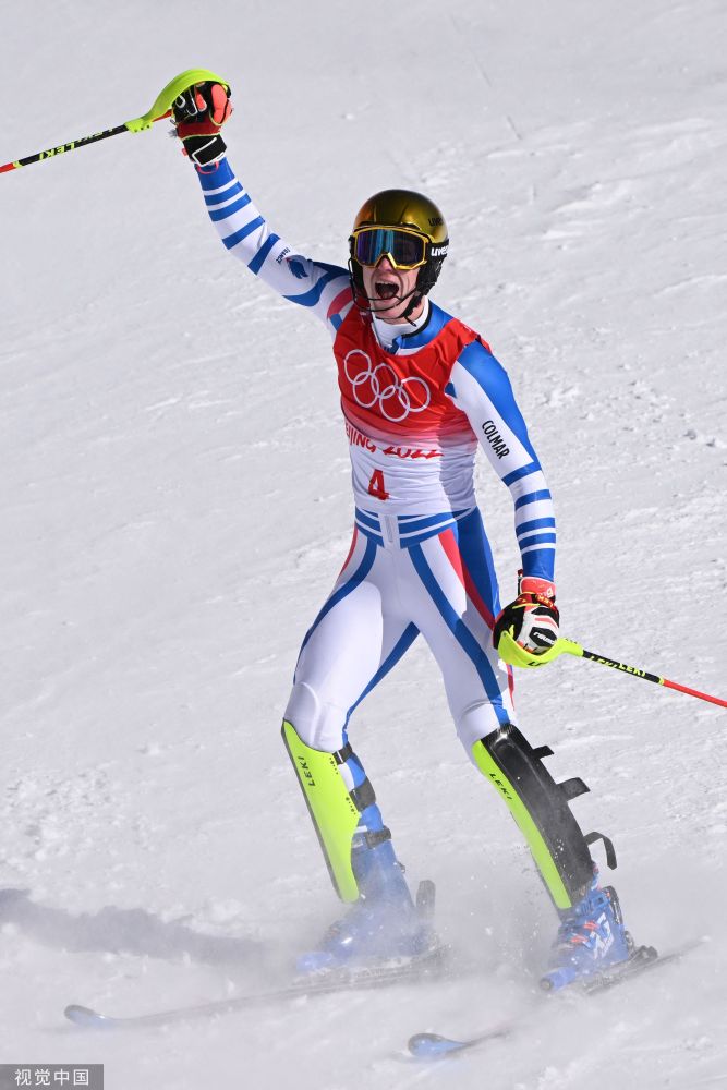 法国选手在滑雪障碍赛中勇夺冠军