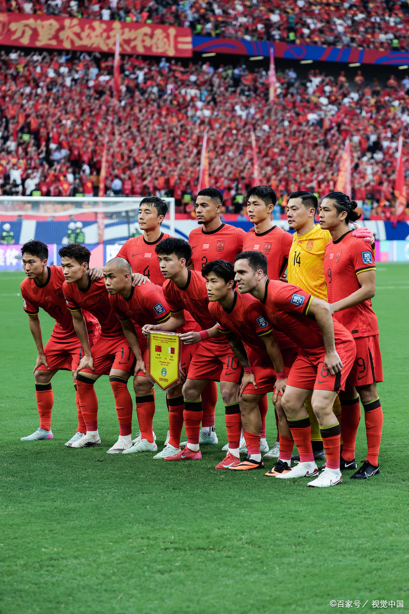 足球球队以出色表现在赛场上脱颖而出