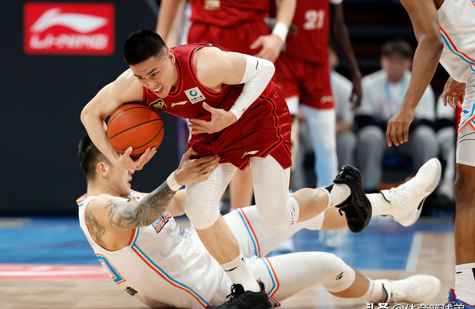 马刺碾压公牛，浓眉哥带队取胜